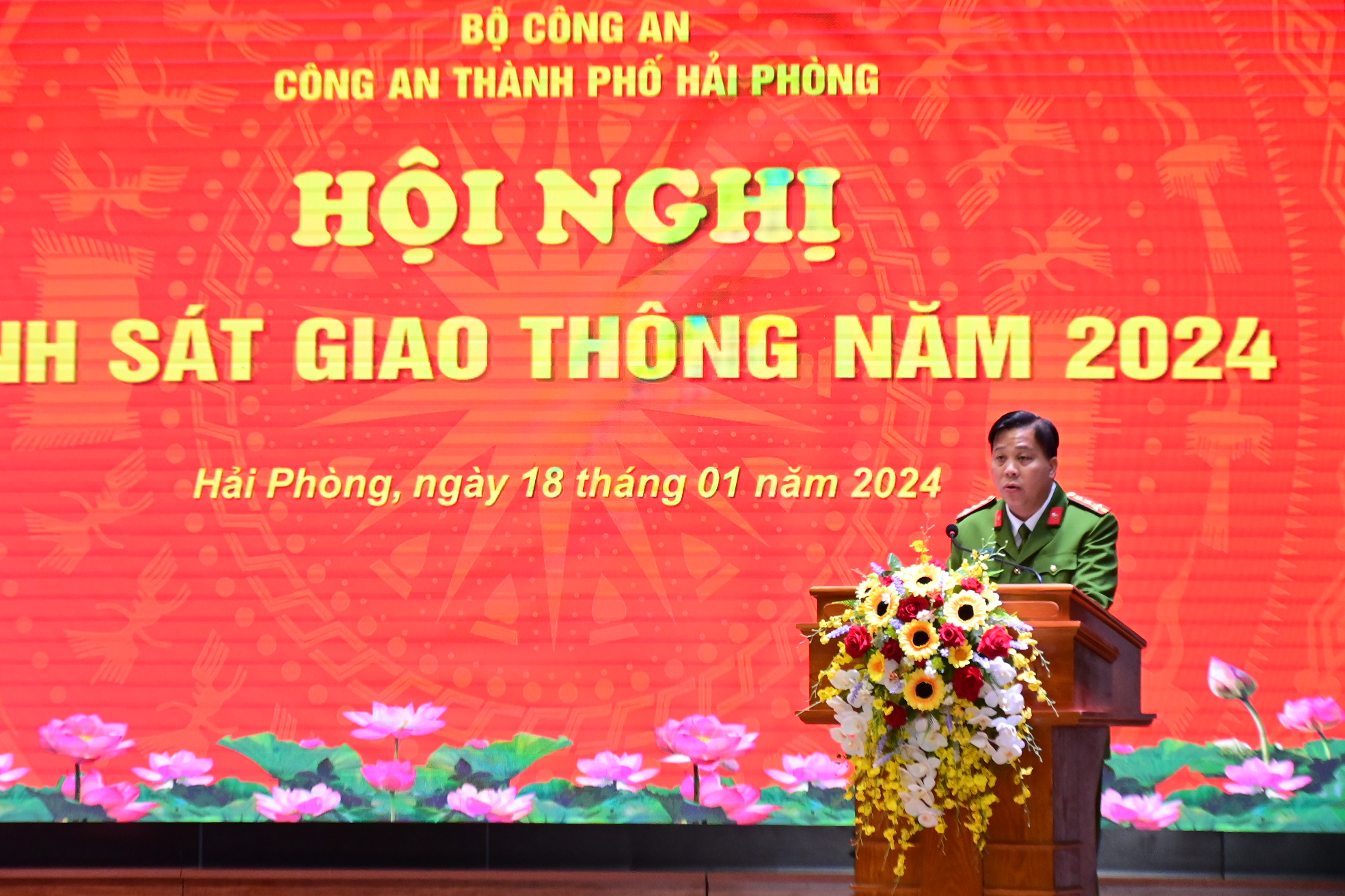 Đại tá Bùi Trung Thành - Phó Giám đốc CATP công khai số điện thoại tiếp nhận tình hình trật tự an toàn giao thông